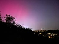 Blick zum Fernsehturm: Aurora Borealis am 10. Mai 2024
